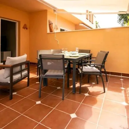 Διαμέρισμα Modern Next To Pool *